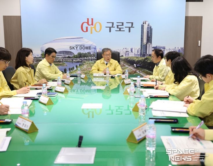 장인홍 구로구청장(가운데)이 지난 3월 31일 구청 르네상스홀에서 열린 ‘비상경제대책 전담 조직(TF) 회의’에서 부서별 대응 상황을 점검하고 있다.