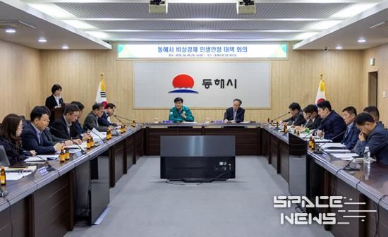 심규언 동해시장이 열린 ‘비상경제 민생안정 대책회의’를 주재하며 후속대응 방안을 논의하고 있다.