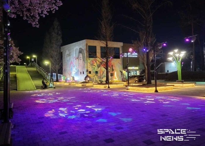 고양관광정보센터 인근 보랏빛 조명