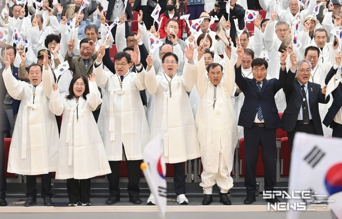 ‘오직, 한없이 아름다운 나라’를 향한 염원 되새기며