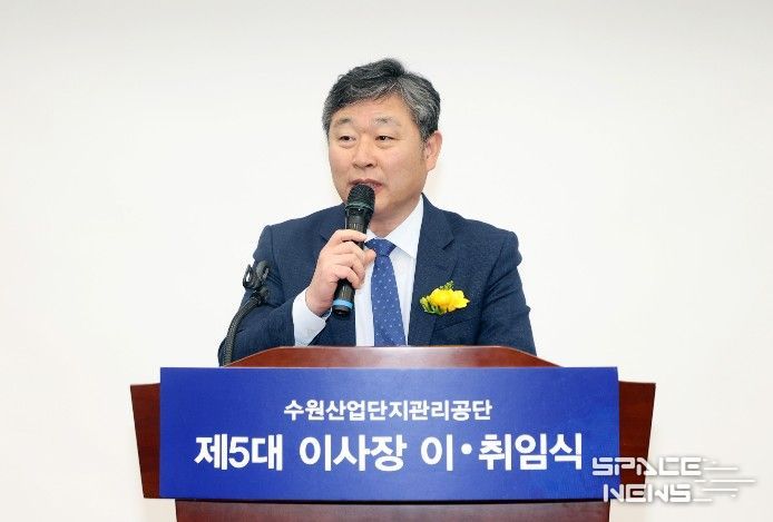 김정렬 수원특례시의회 부의장이 14일 수원시 기업지원센터에서 열린 ‘수원산업단지관리공단 제4·5대 이사장 이·취임식’에서 축사를 하고 있다.