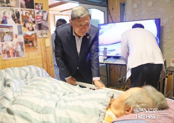 재택의료센터 대상가구를 방문한 김완근 시장