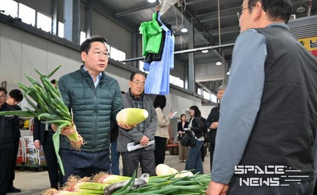 유정복 인천광역시장이 15일 남촌 농산물도매시장에서 농산물 가격 동향 등을 점검하고 있다.