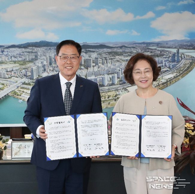 서울 용산구와 경기도 양주시는 옛 용산가족휴양소 부지 공공시설 조성 협력을 위한 업무협약을 체결했다. (왼쪽부터 강수현 양주시장, 박희영 용산구청장)